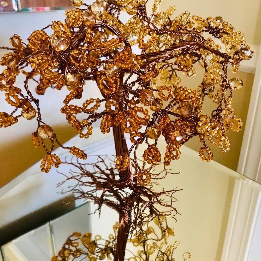 Light and dark amber leaves